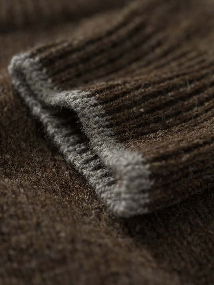 Detailaufnahme des Bündchen am Ärmel des braunen ungefärbten Finkhof Pullis aus bio Wolle (kbT)