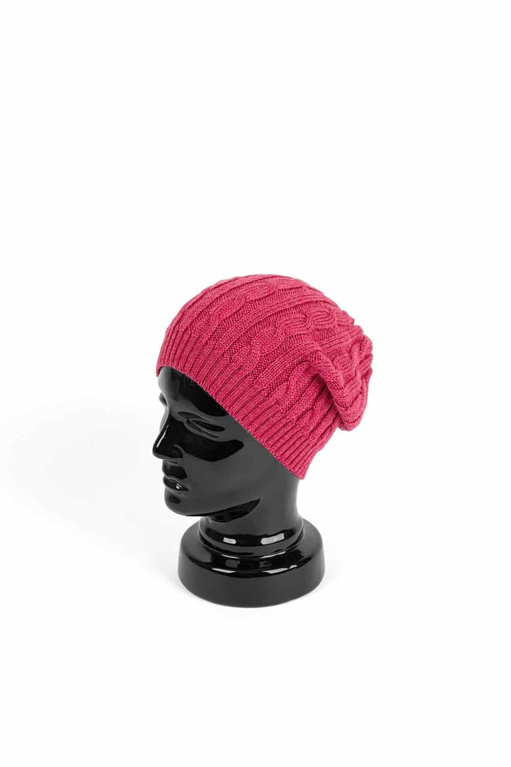 fuchsiafarbene Ballonmütze aus bio Merinowolle (kbT) vom Finkhof auf einem Puppenkopf