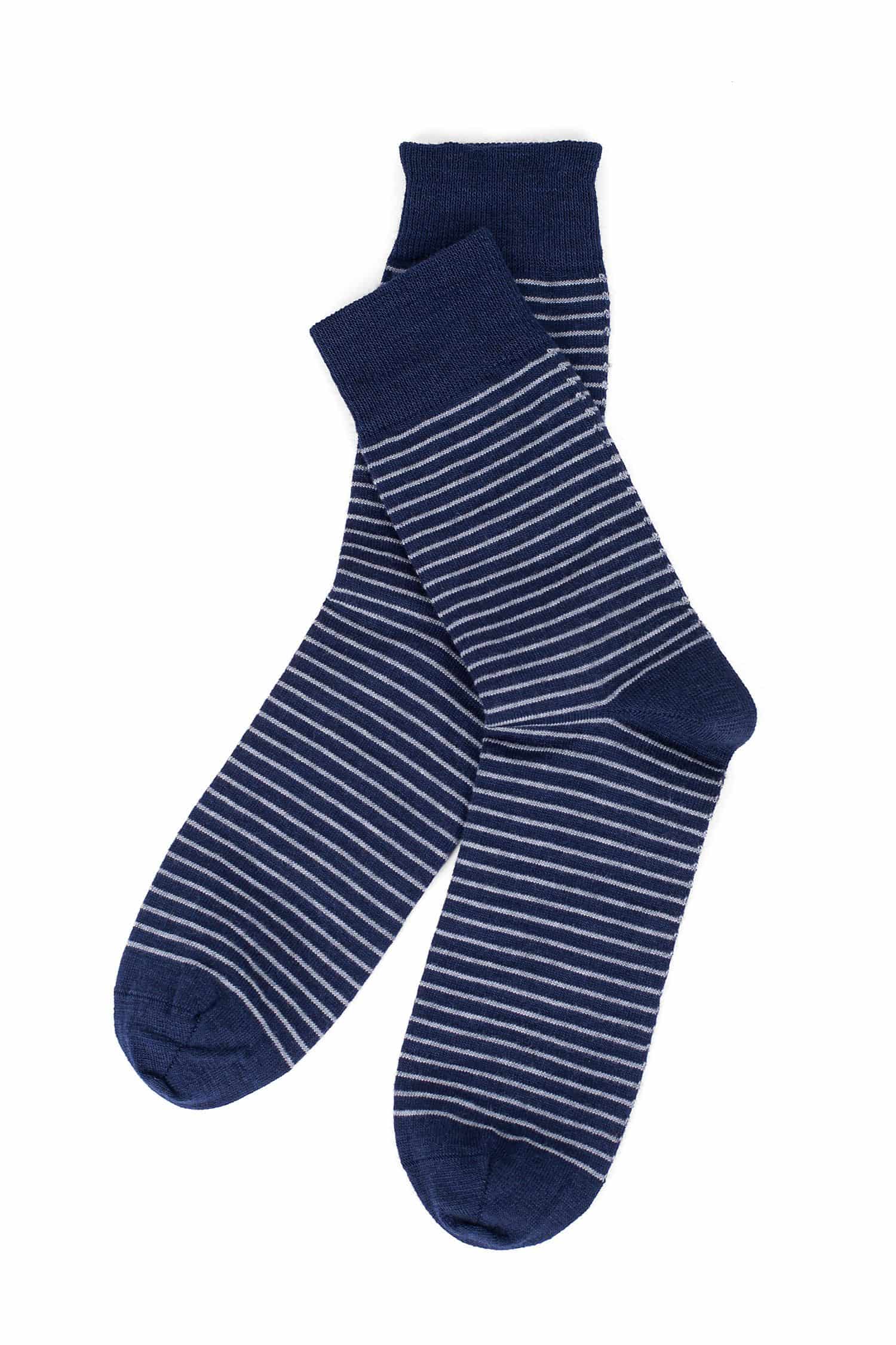 ein Paar blau/ grau gestreifte Wollsocken aus bio Wolle (kbT), Baumwolle (kbA) und Seide vom Finkhof, Freisteller