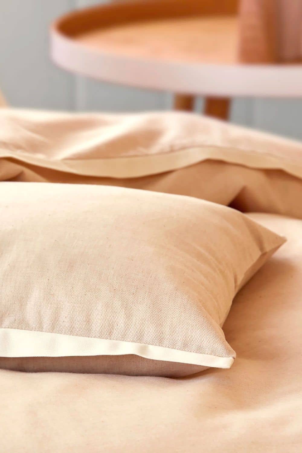 Nahaufnahme von ungefärbter Bettwäsche aus bio Baumwolle (kbA)