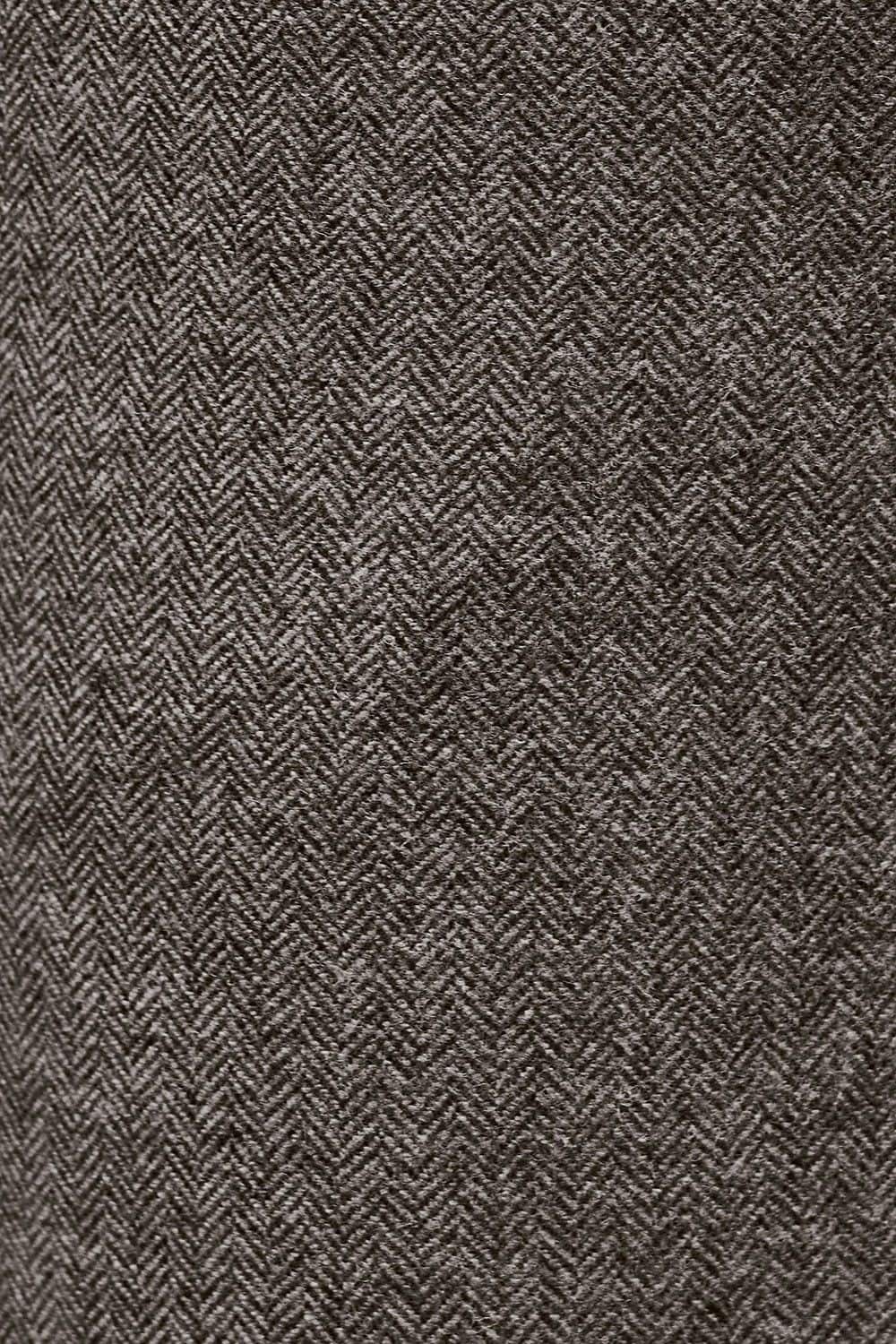 Nahaufnahme der Struktur von braunem Fischgrat Loden aus bio Wolle (kbT) vom Finkhof