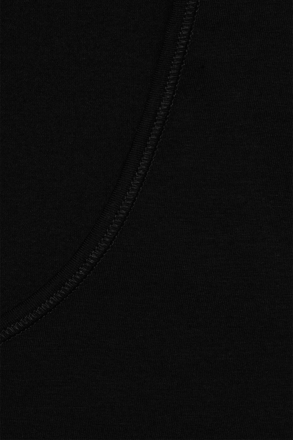 Detailaufnahme vom Kragen des schwarzen Kurzarmshirt aus bio Baumwolle (kbA) und Elasthan