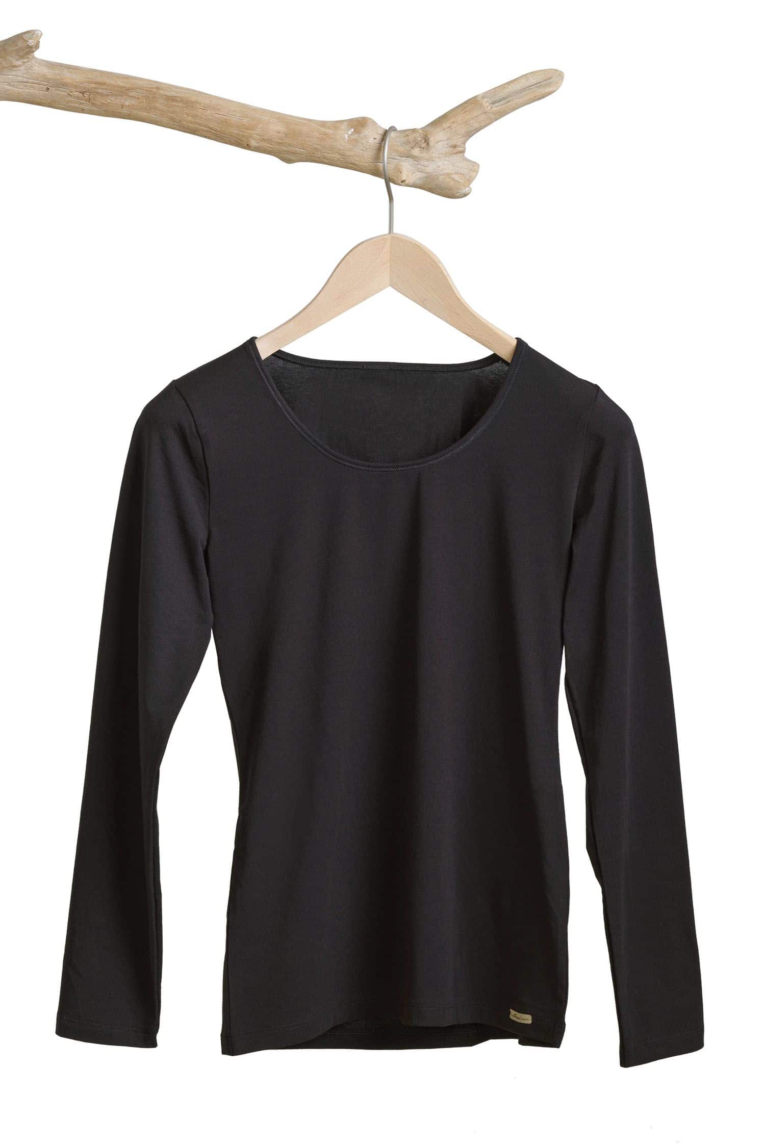 schwarzes Langarmshirt aus bio Baumwolle (kbA) und Elasthan hängt mit Bügel an einem Ast