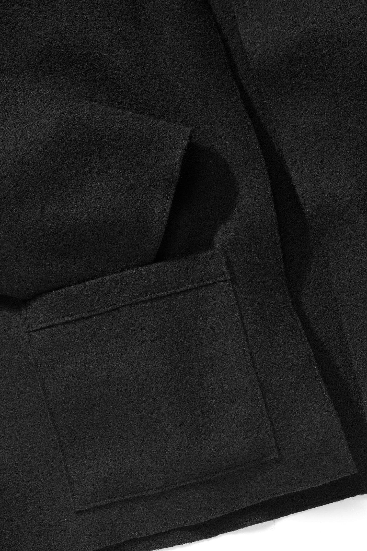 Detailansicht der Tasche der schwarzen Feinstrick Kurzjacke aus bio Wolle (kbT)  vom Finkhof