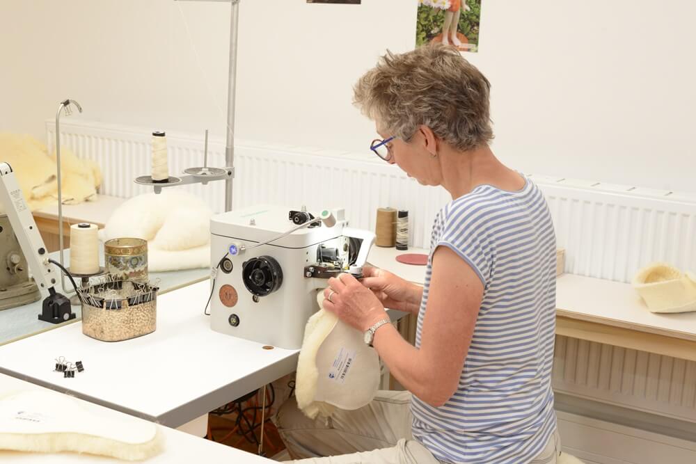 finkhof-manufakturen-fellnaeherei-2 finkhof-manufakturen-fellnaeherei-2