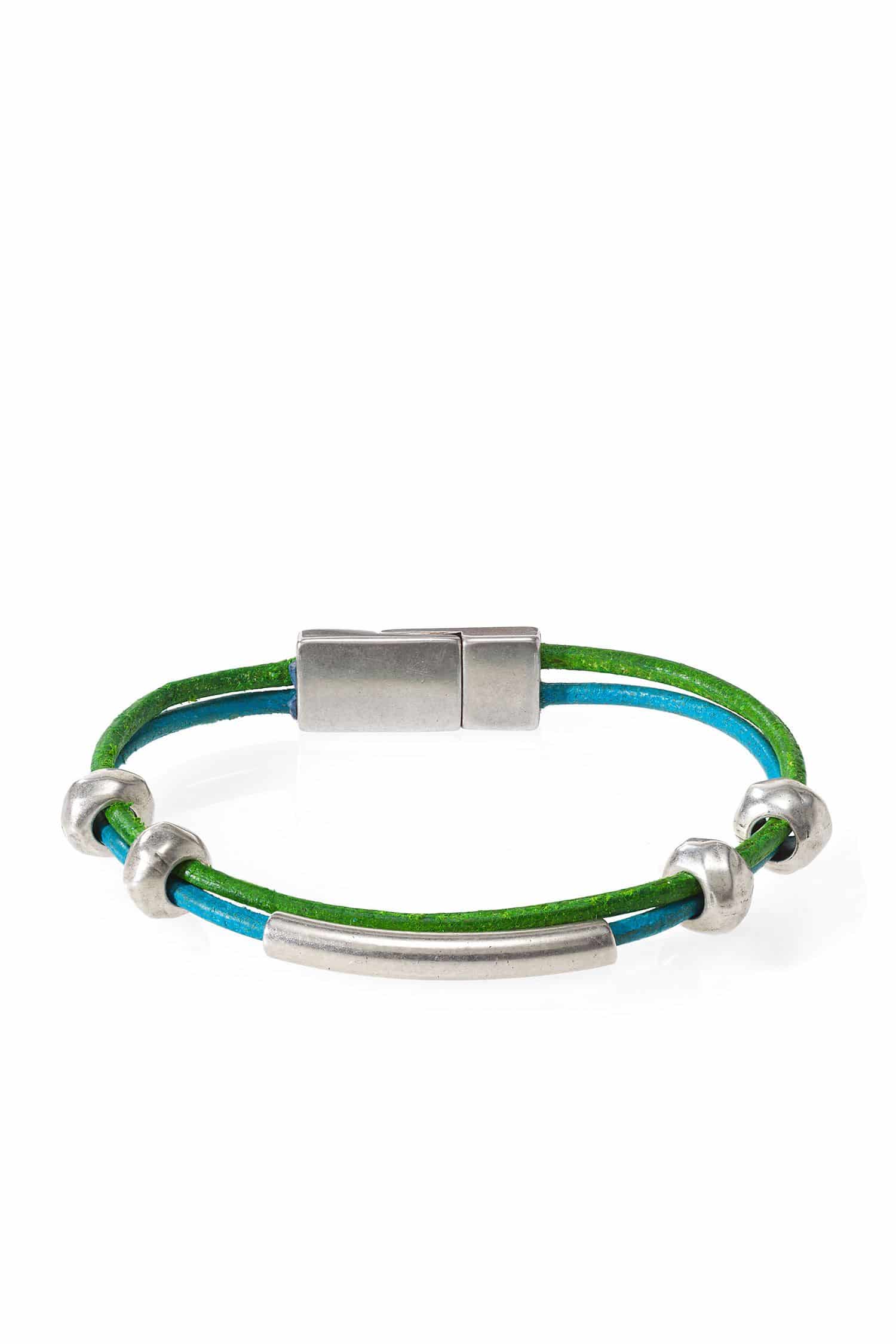 grün türkises Lederarmband mit silbernen Details und Verschluss, Freisteller