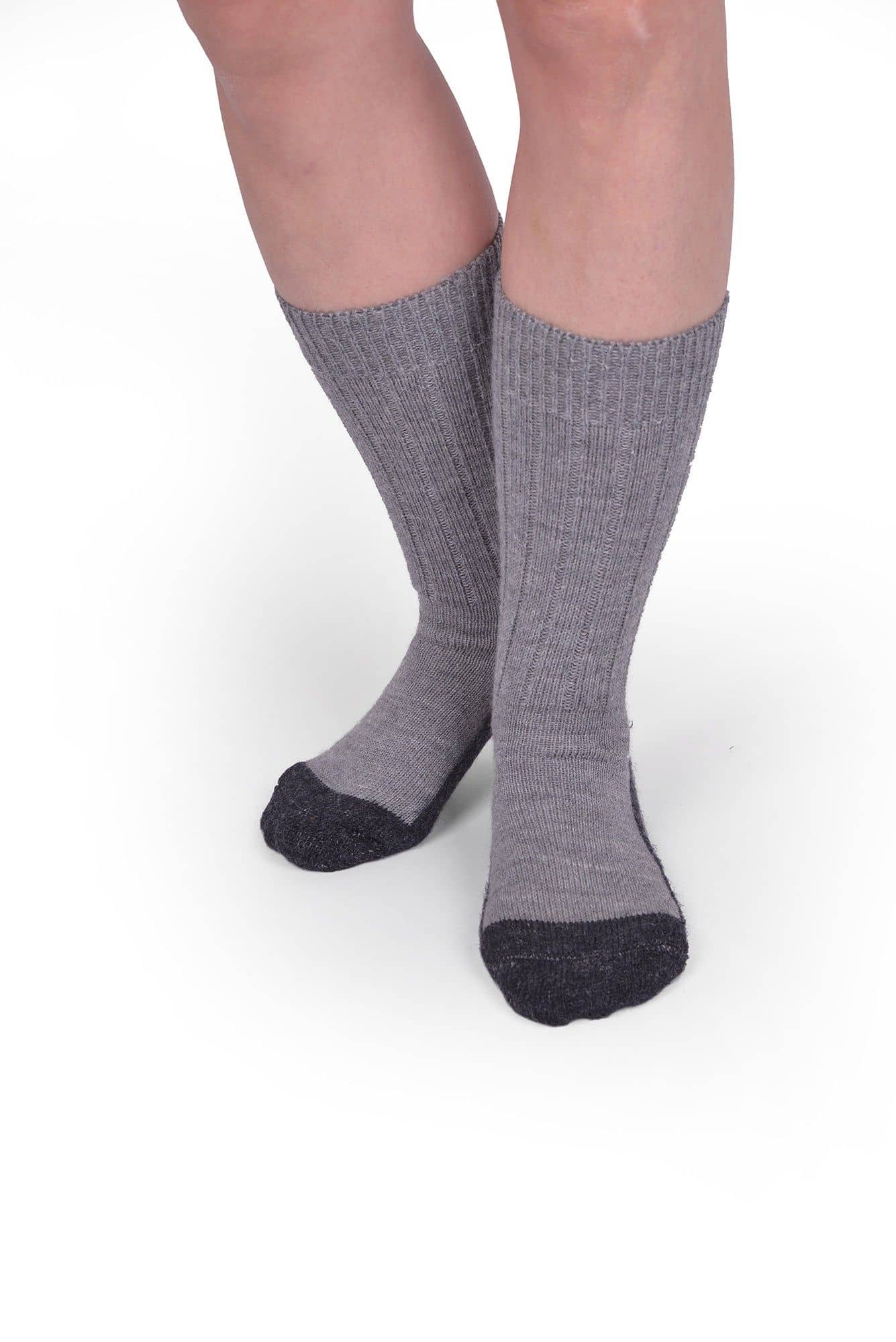 Trekking-Socken aus Bio-Schurwolle Person trägt graue Trekking-Socken aus bio Wolle (kbT) und bio Baumwolle (kbA), von vorne