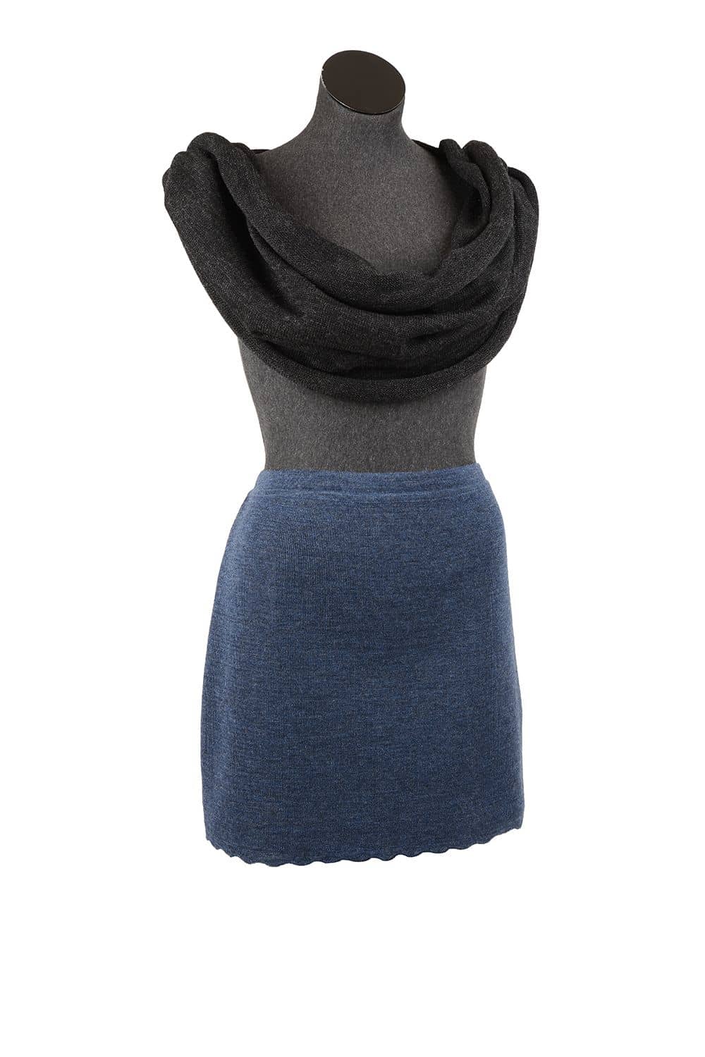 grauer Loopschal und roter Kurzrock aus bio Wolle (kbT) vom Finkhof an Schneiderpuppe