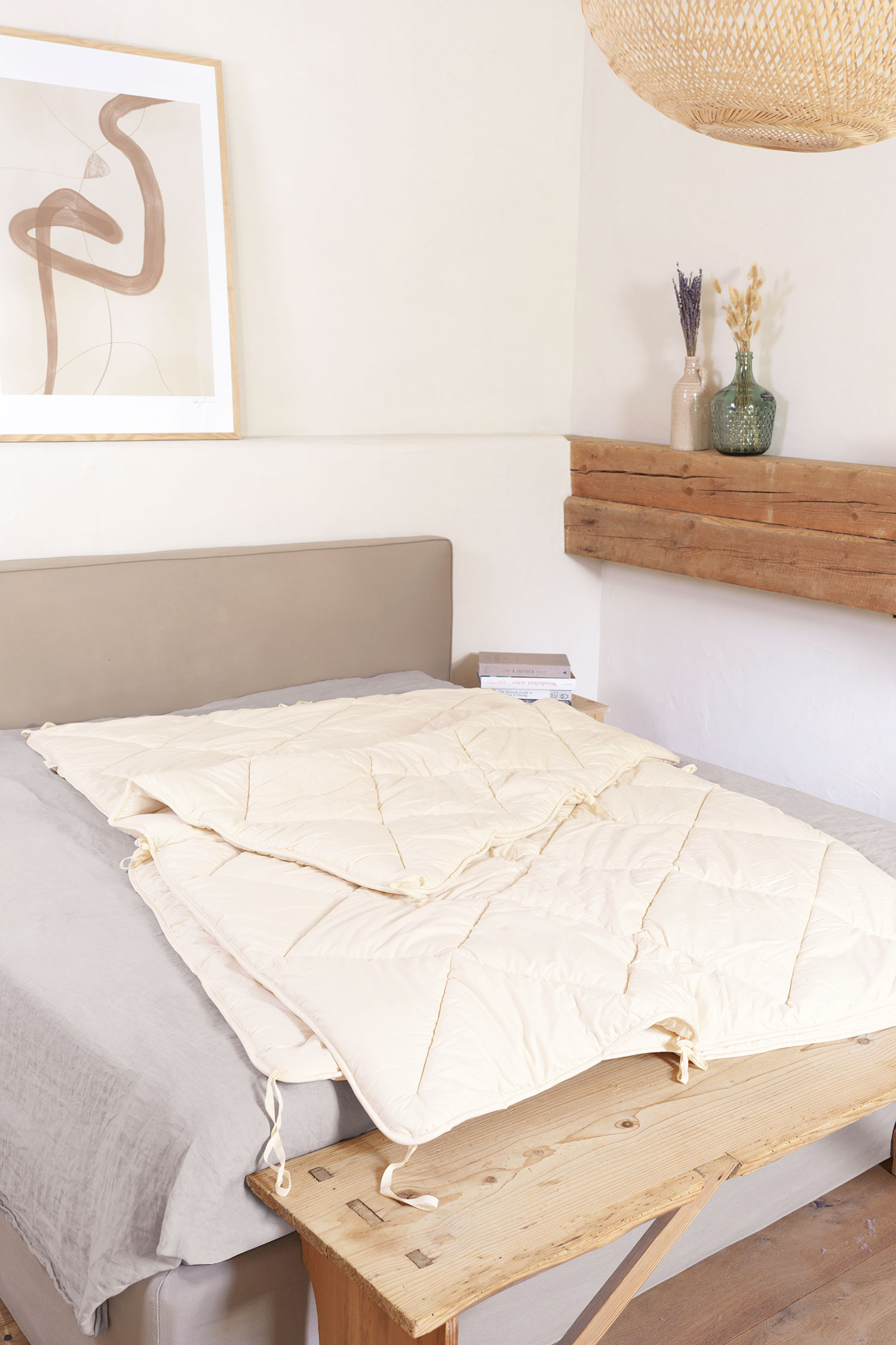 Kombi-Steppdecke 200 x 220 cm Finkhof Kombi Steppdecke aus bio Wolle (kbT) und bio Baumwolle (kbA) liegt auf Bett