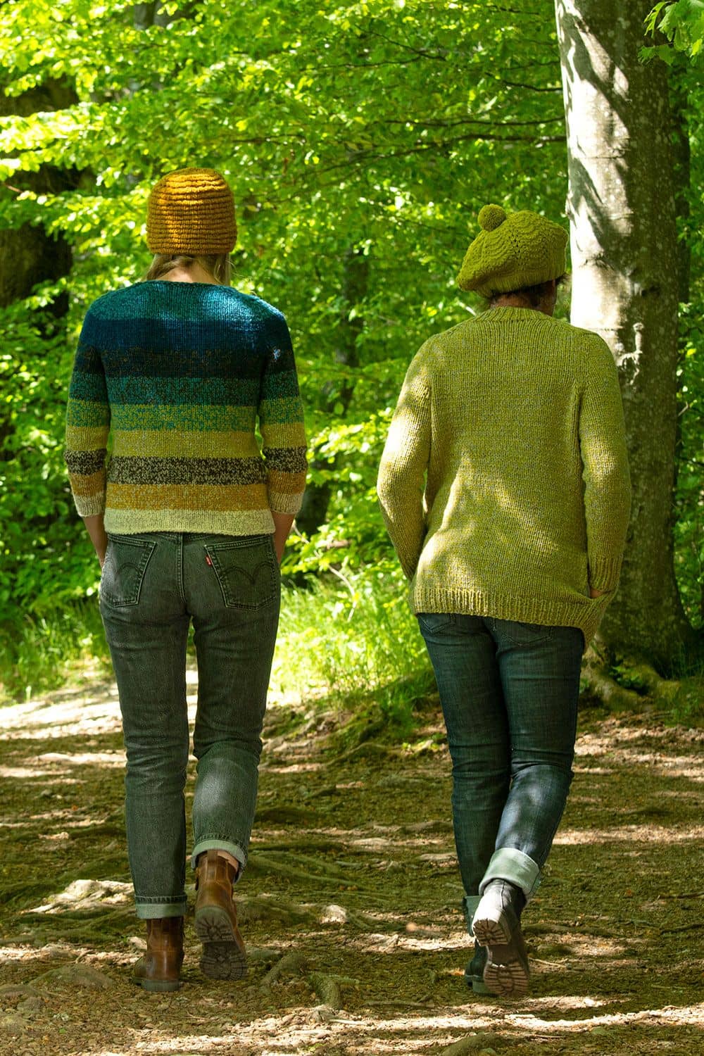 Frauen mit Strickpullis im Wald tragen Mützen aus dem Buch ,,Japanische Mützen stricken"