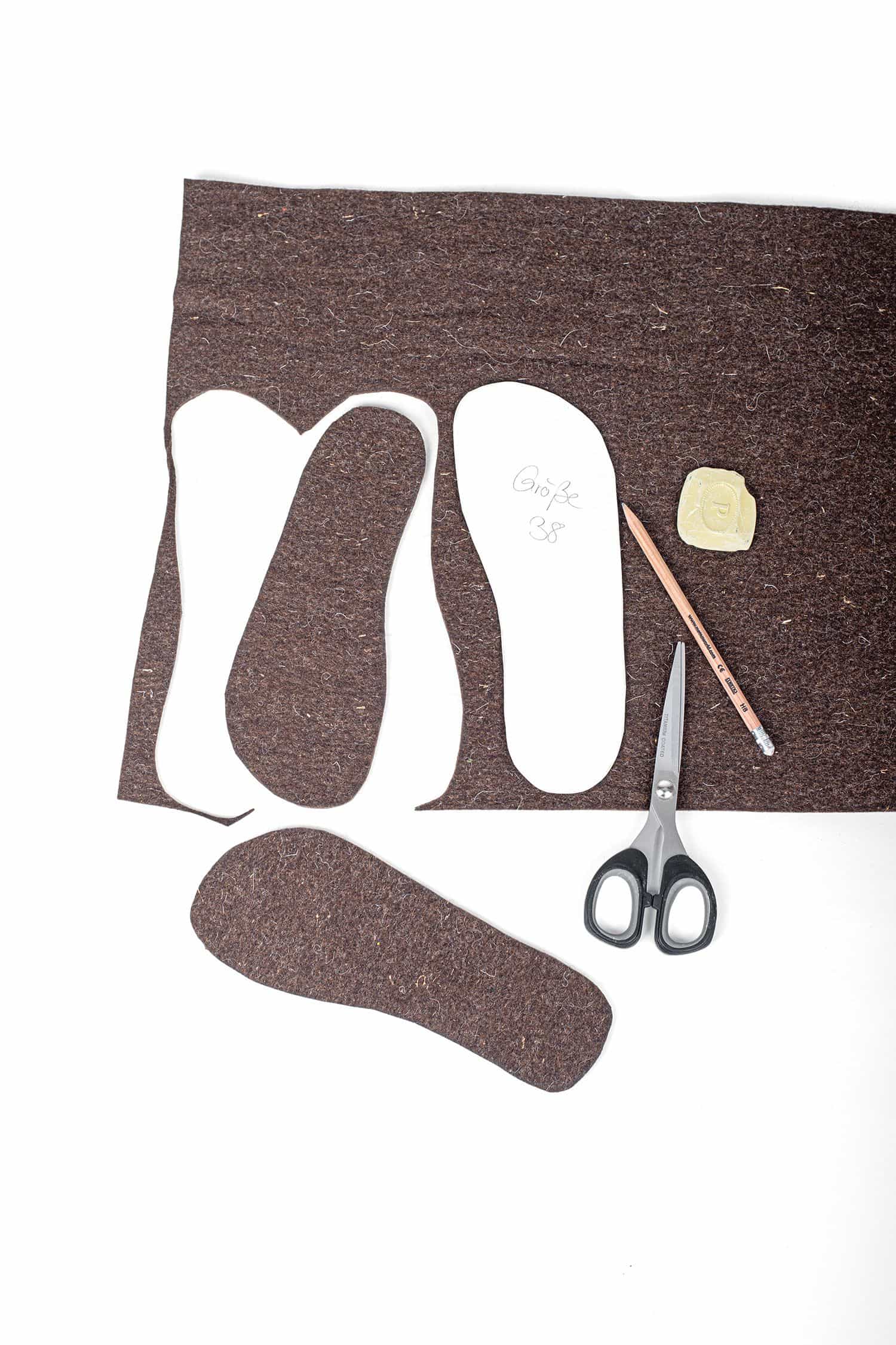 Sohle wird von braunem Finkhof Wollfilz aus bio Wolle (kbT) ausgeschnitten