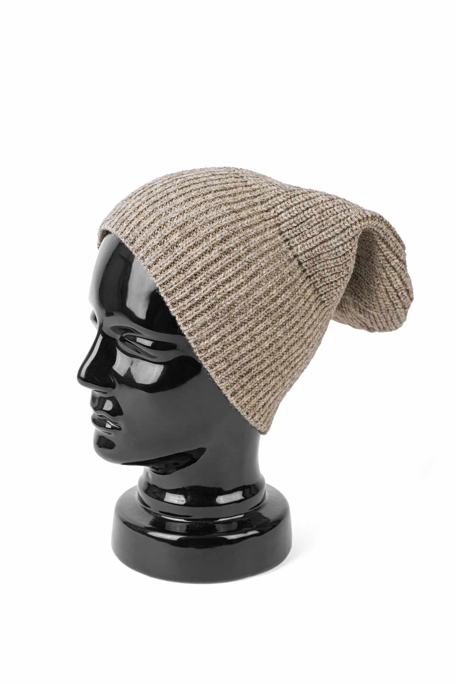 graue Finkhof Mütze aus bio Wolle (kbT) als Beanie auf schwarzem Puppenkopf