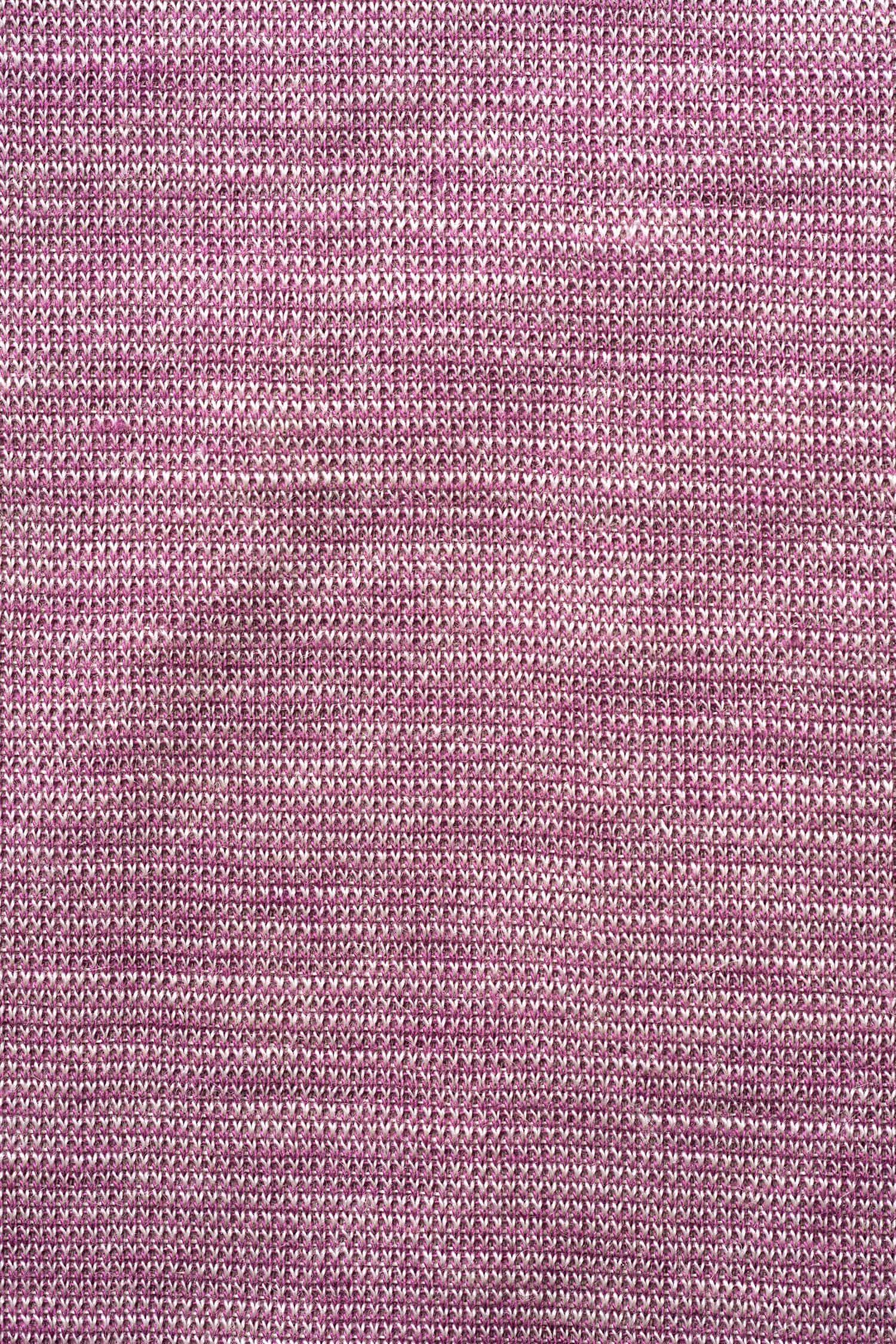 Nahaufhnahme der Stoffstruktur des lilafarbenen Langarmshirts aus bio Baumwolle (kbA), bio Wolle (kbT) und Seide