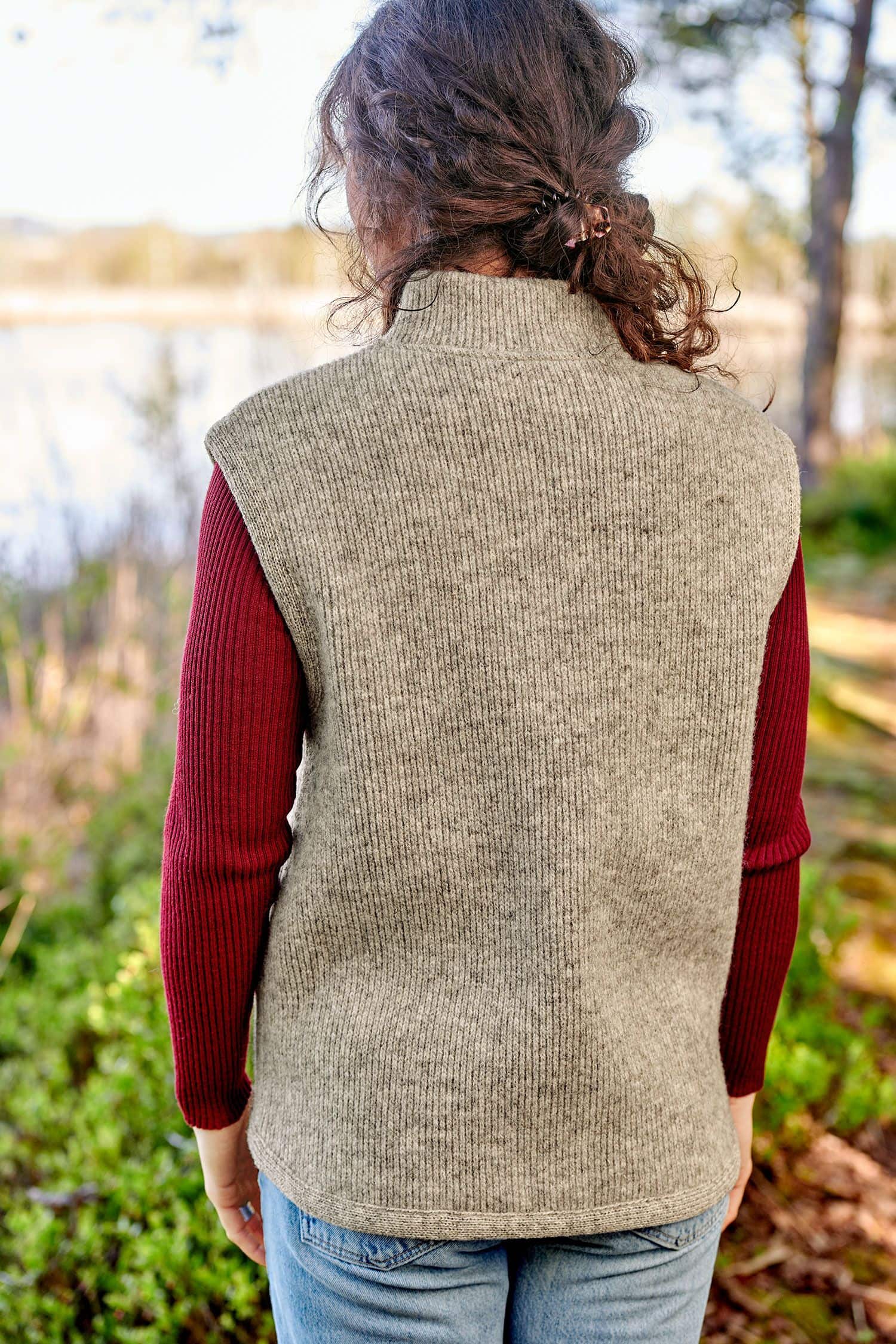 Rückansicht von Frau mit grauer ungefärbter Finkhof Wollwalkweste aus bio Wolle (kbT) ohne Ärmel