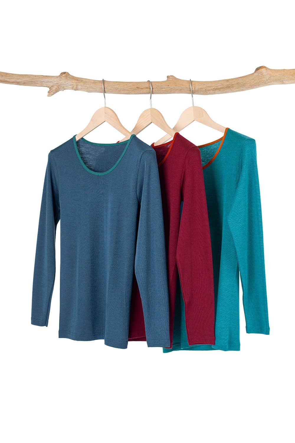 Wolle Seide Langarmshirts zweifarbig mit Bügel auf Ast gehangen
