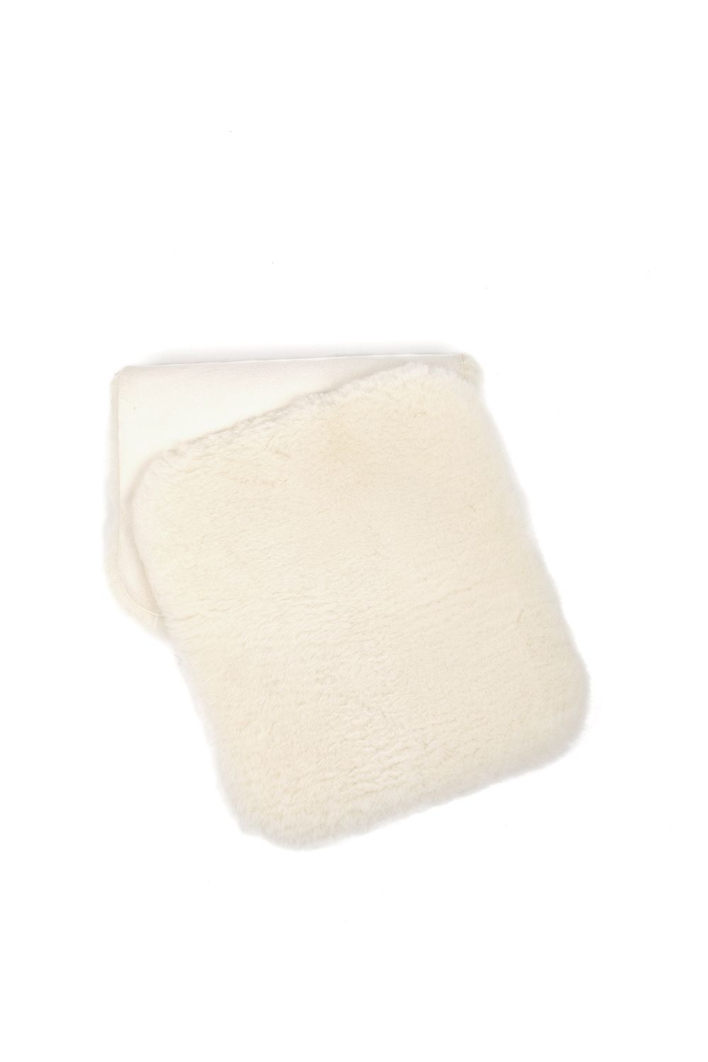 kleine weiße Fellauflage vom Finkhof ohne Bezug, auf weißem Untergrund