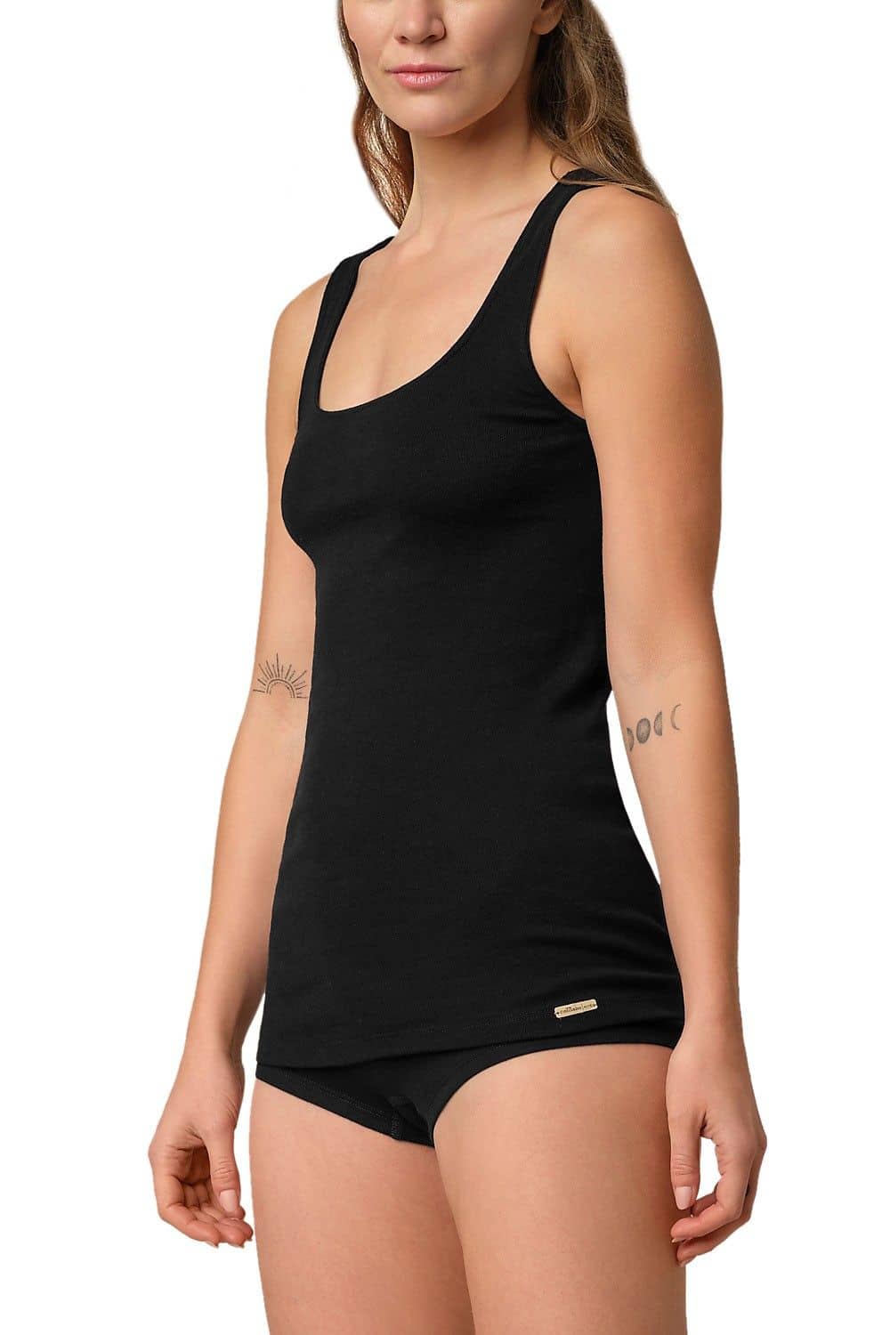 Frontansicht von Model mit Slip und schwarzem Achselhemd mit breiten Trägern aus bio Baumwolle (kbA)