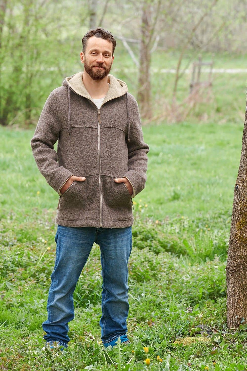 Mann trägt walnussbraune Jacke mit Kapuze aus bio Wolle (kbT) vom Finkhof