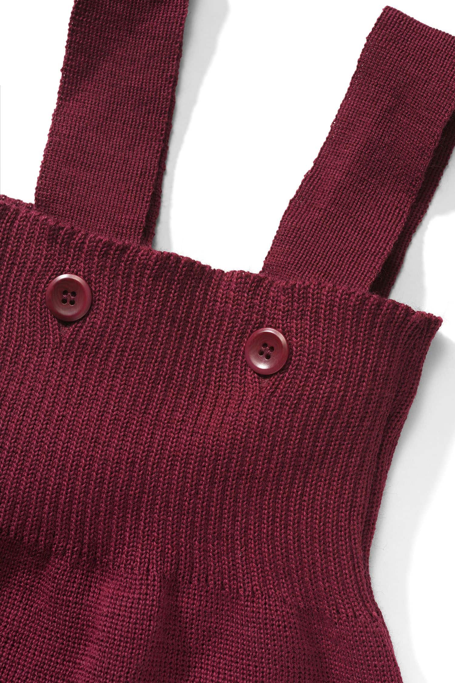 burgunderrote Strickhose aus bio Merinowolle (kbT) mit Latz