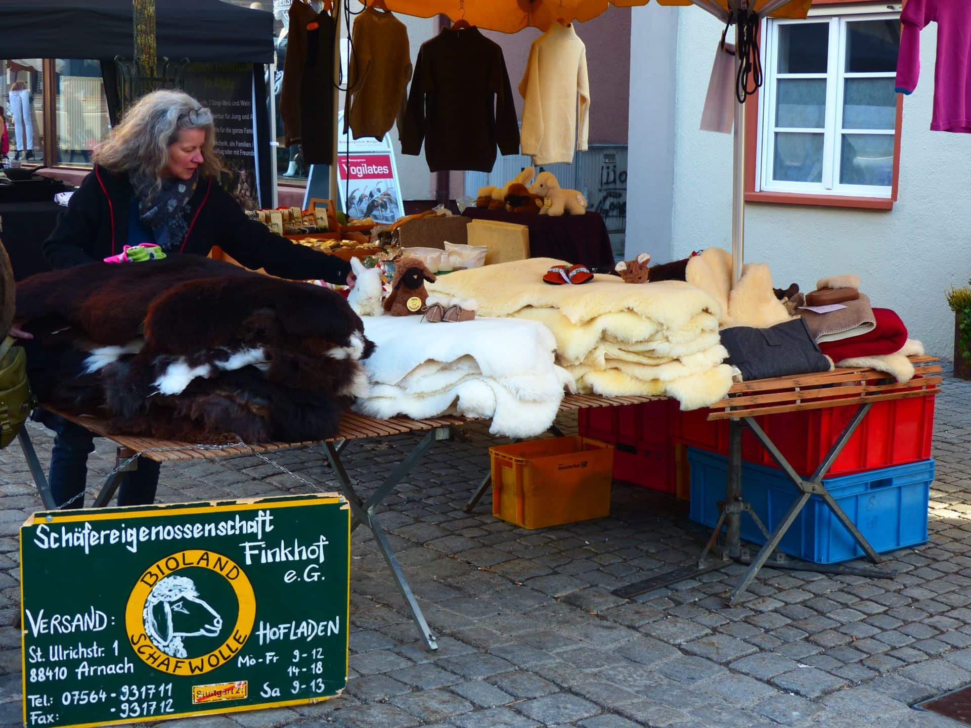Lammfelle-kaufen-auf-dem-Wochenmarkt-Wangen Finkhof Lammfelle werden auf dem Wochenmarkt in Wangen verkauft