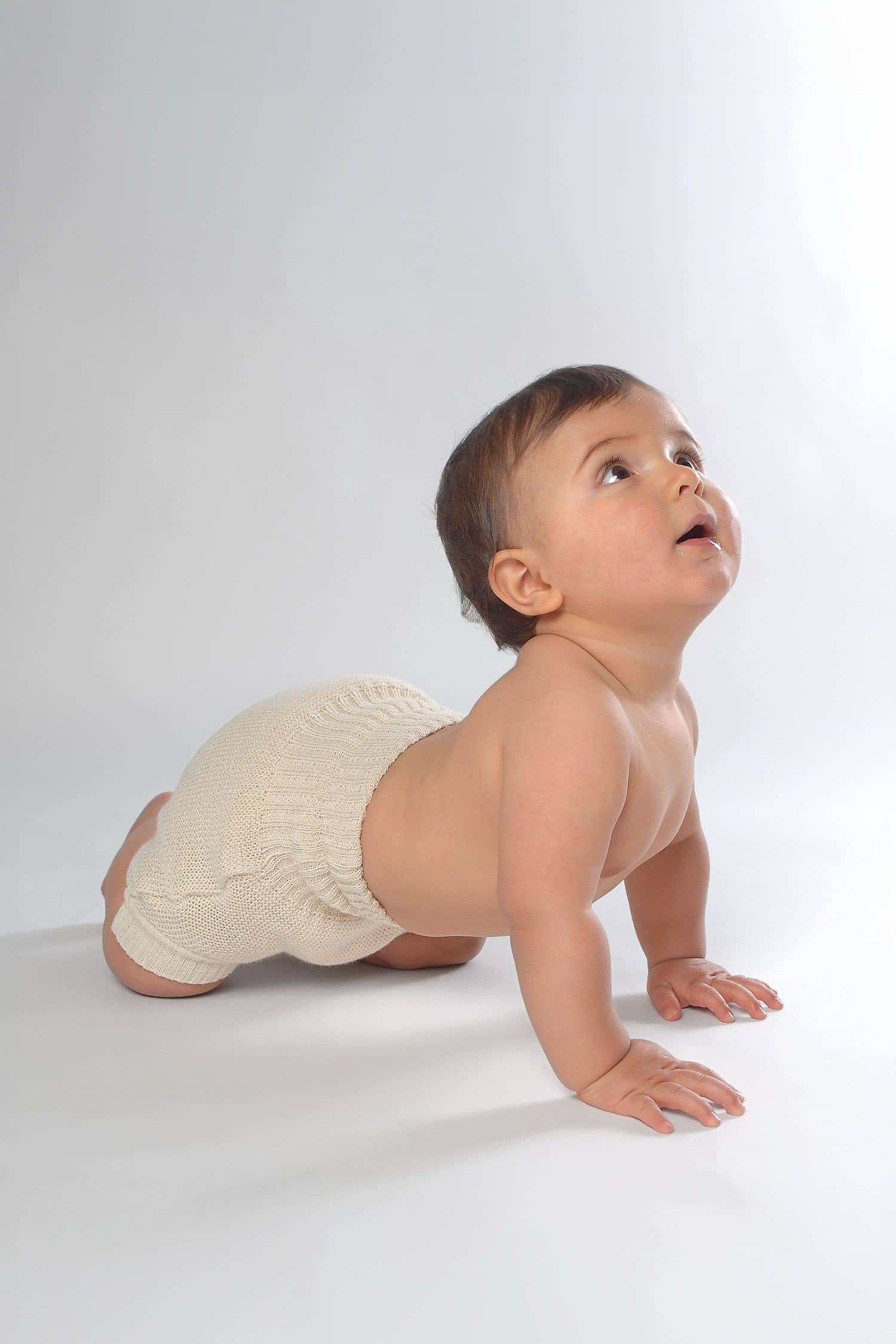 Kind trögt Strickwindelhose aus bio Wolle (kbT)