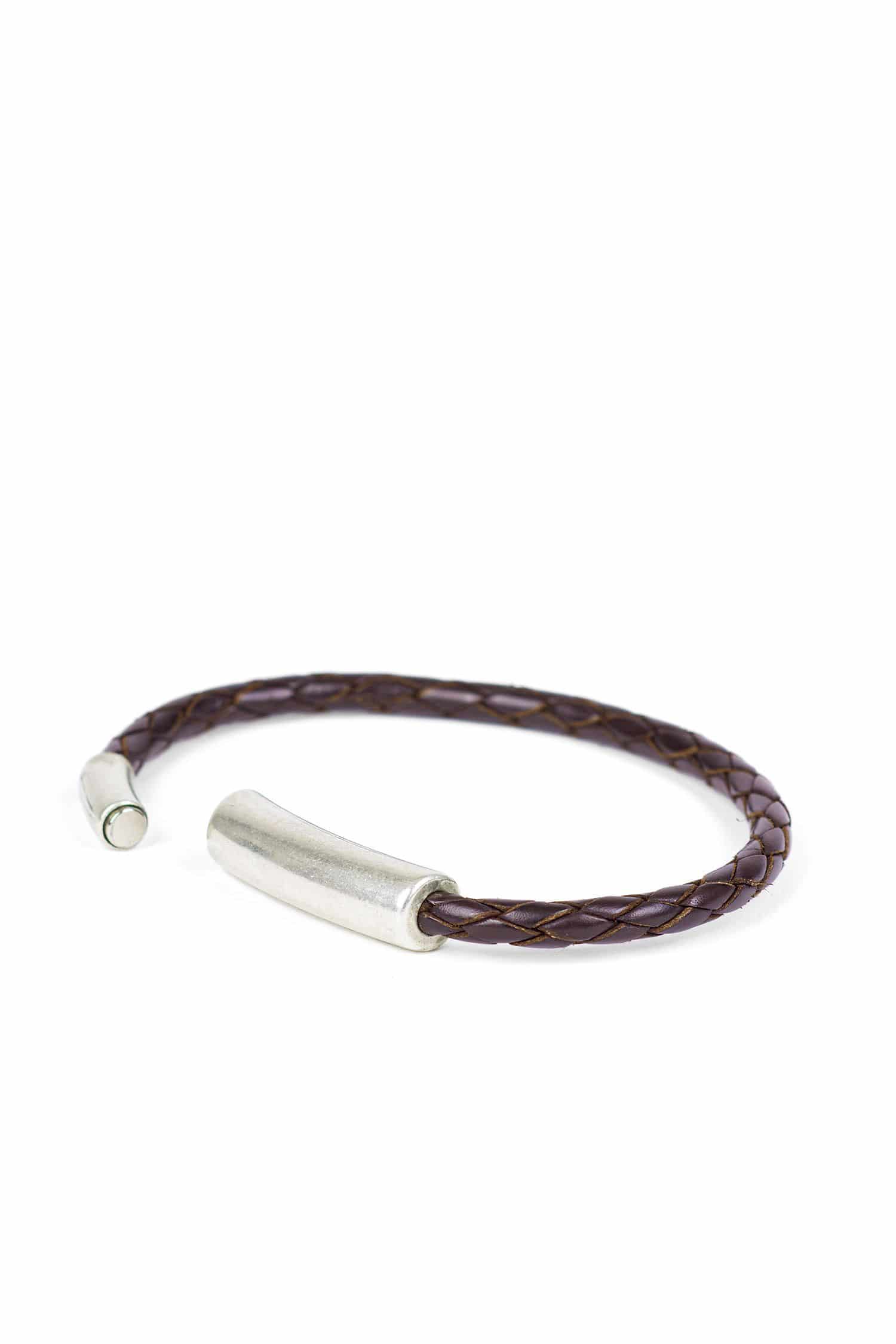 braunes geflochtenes Lederarmarmband aus pflanzlich gegerbtem Leder mit offenem silbernem Verschluss, Freisteller