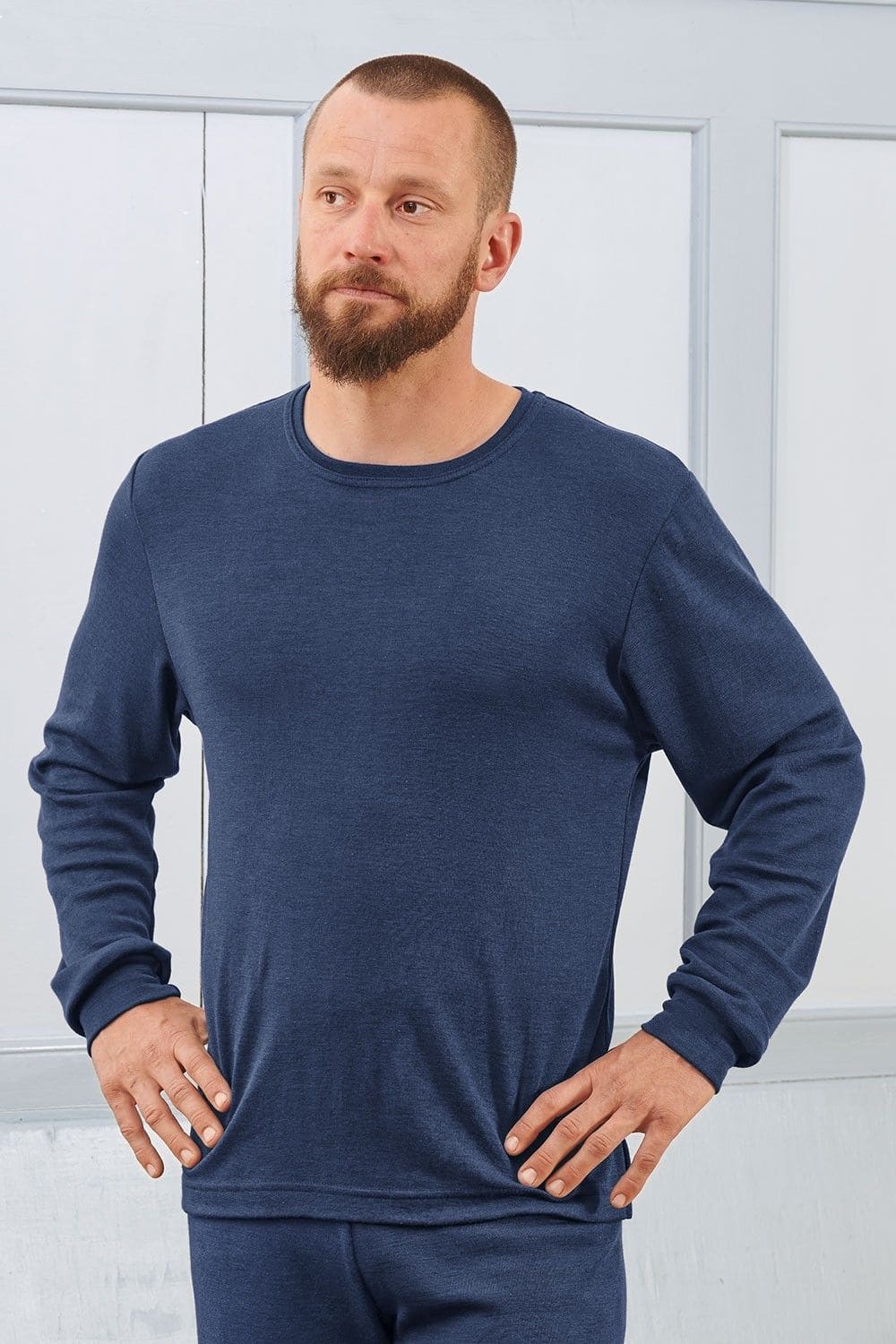 Mann trägt marineblaue Wolle Seide Schlafanzughose aus bio Wolle (kbT) und Seide