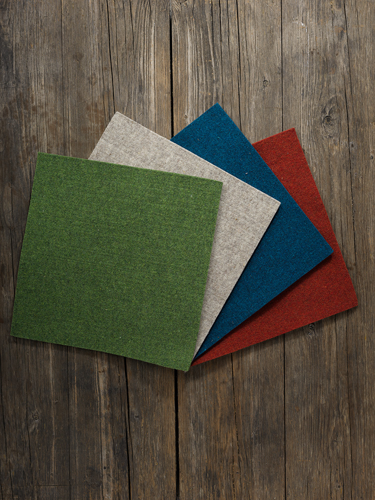 Finkhof Nadelfilz in vier verschiedenen Farben aus bio Wolle (kbT) übereinander gelegt, Freisteller