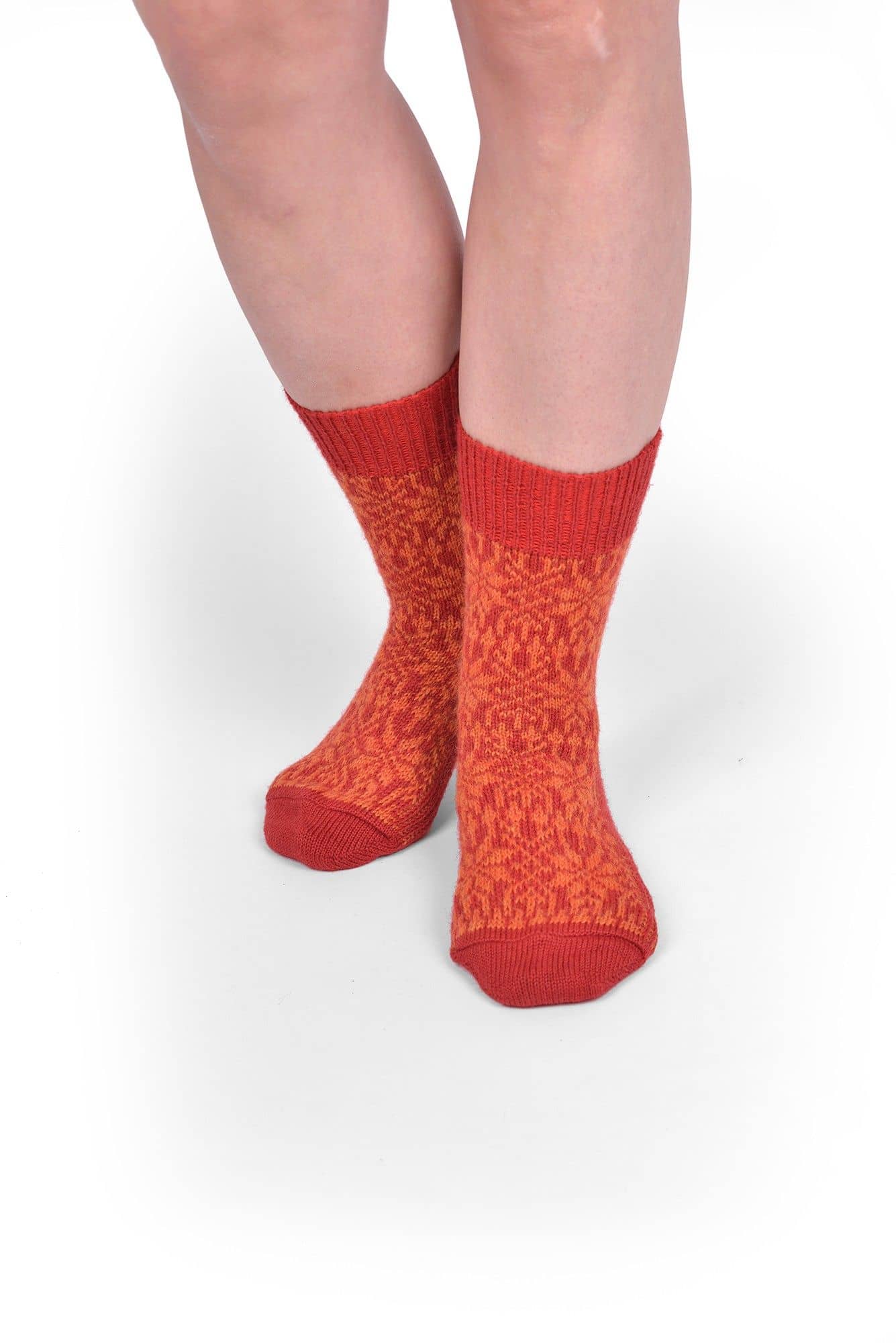 rot orange Socken mit Norwegermuster aus bio Wolle (kbT) und Seide, getragen von vorne
