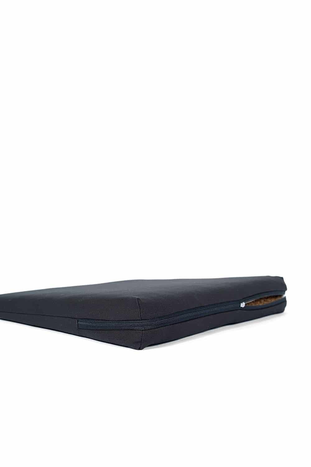 grauer Keilkissenbezug aus bio Baumwolle (kbA) vom Finkhof von der Seite geöffnet