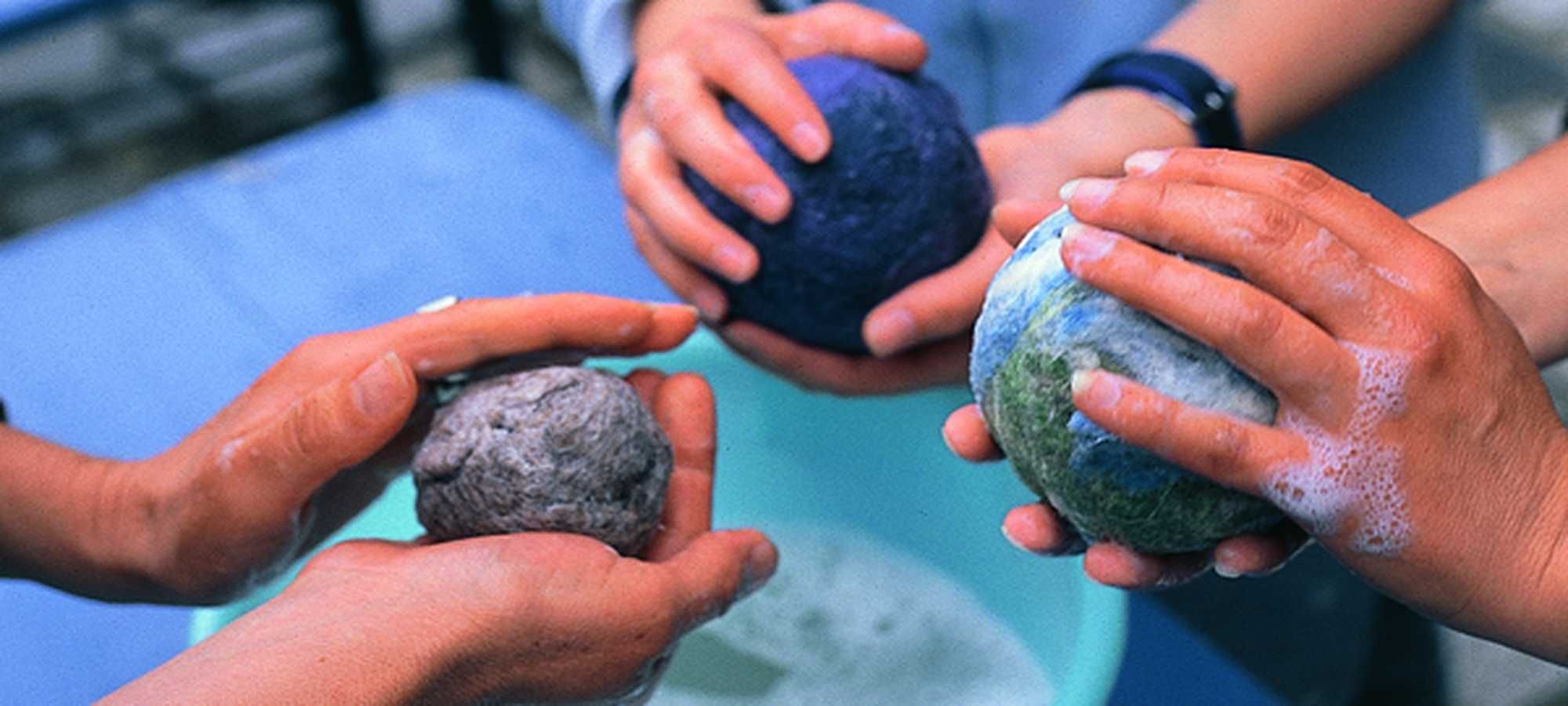 Filzanleitung für einen Ball Filzbälle werden in den Händen gefilzt