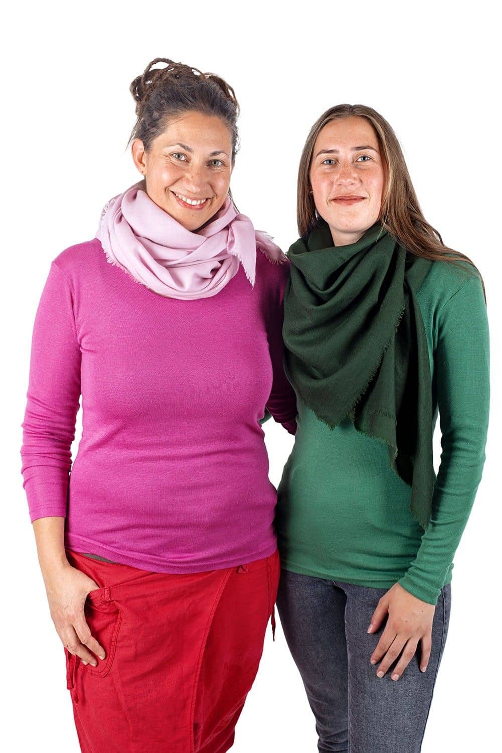 Frauen tragen einfarbige Shirts und rosa und grüne Halstücher aus Wollmouselinestoff