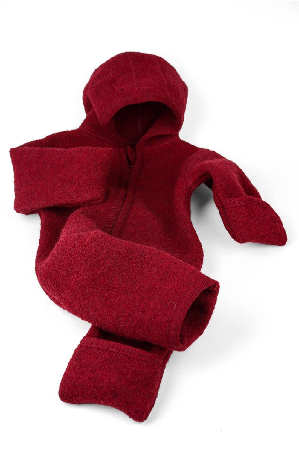 geraffter roter Walkoverall aus bio Wolle (kbT) vom Finkhof auf weißem Untergrund