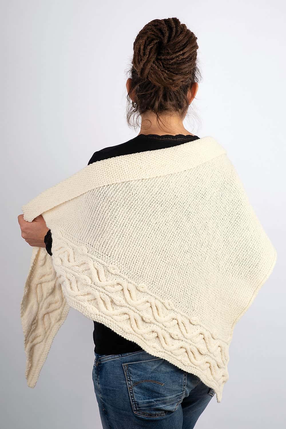 weißes Tuch als Beispielprojekt für Buch ,,Shawls" von Frau mit schwarzem Shirt getragen, von hinten