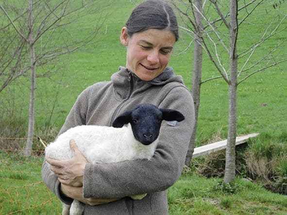 S-005Irina005 Schäferin Irina die ein Lämmchen auf dem Arm hat, Finkhof