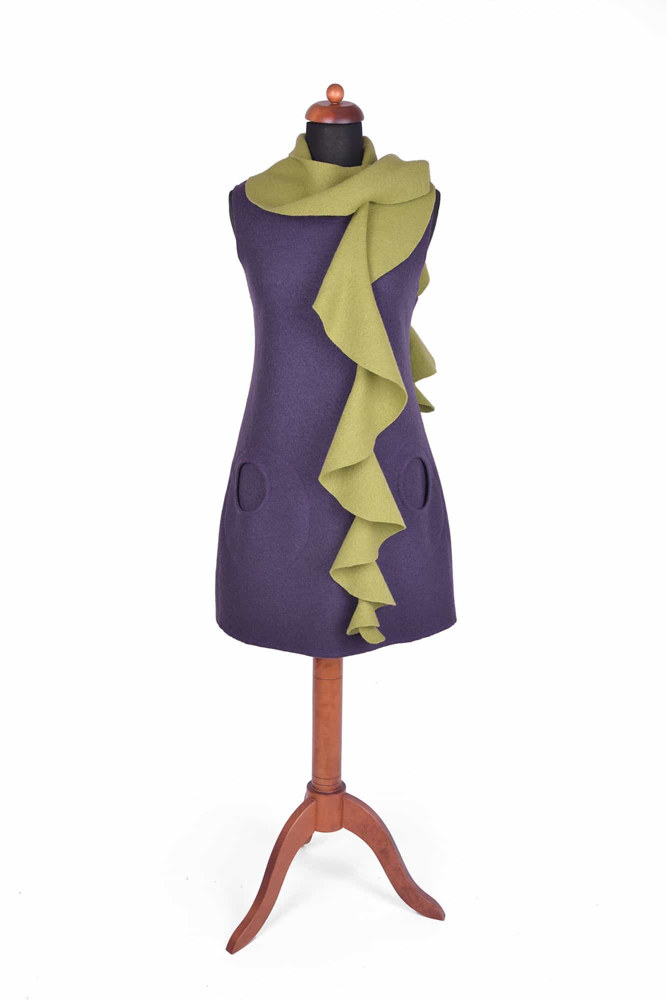 Schneiderpuppe trägt lila Kleid und grünen Volantschal aus Strickwalk mit bio Wolle (kbT)