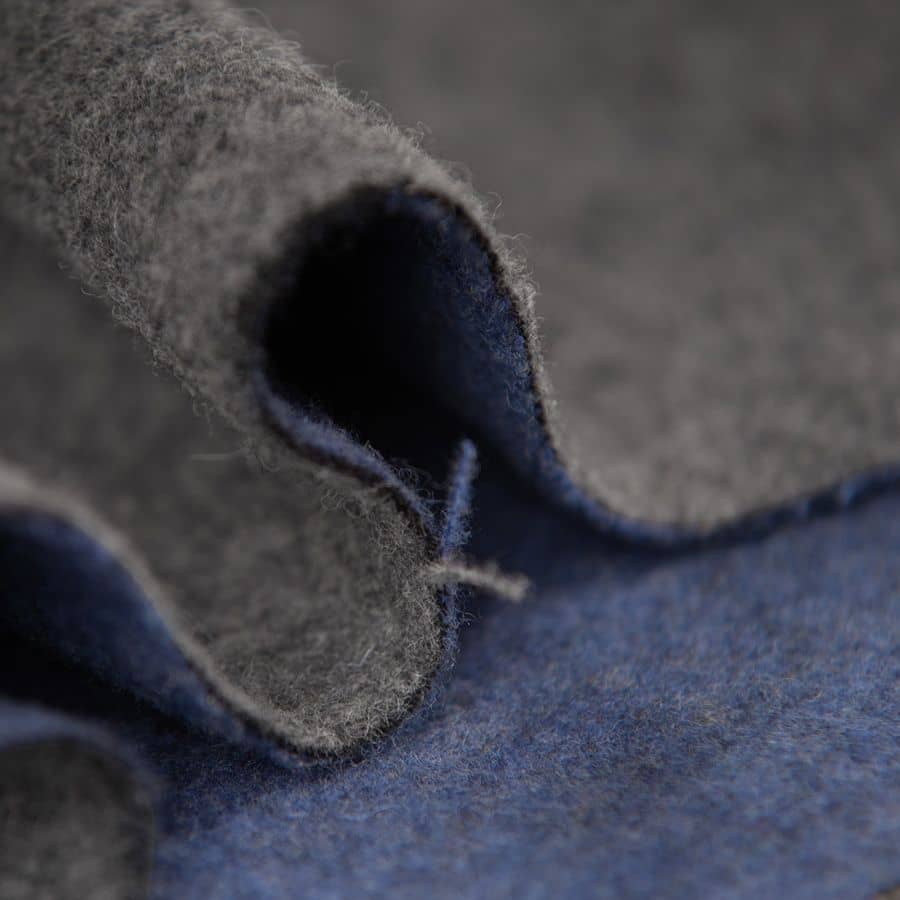 Nahaufnahme von blau grauem doubleface Webstoff
