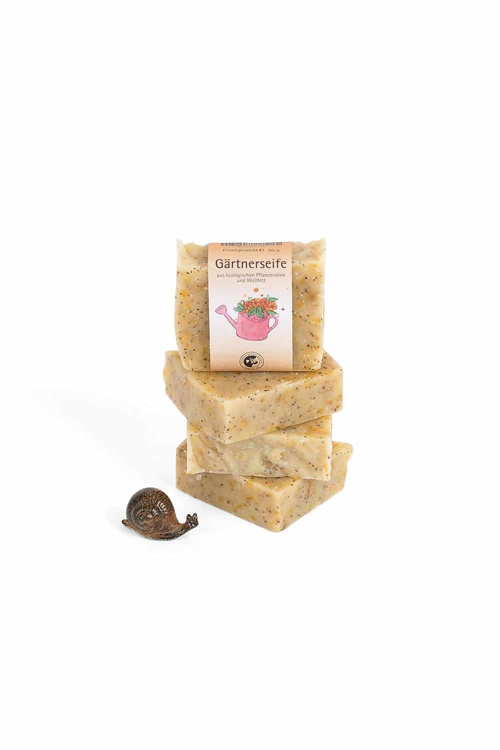 Gärtnerseife Finkhof feste Gärtnerseife mit Mohnsamen – Naturseife mit Wollwachs, Pflanzenölen & dezentem Lavendel-Rosenholz-Duft, Freisteller