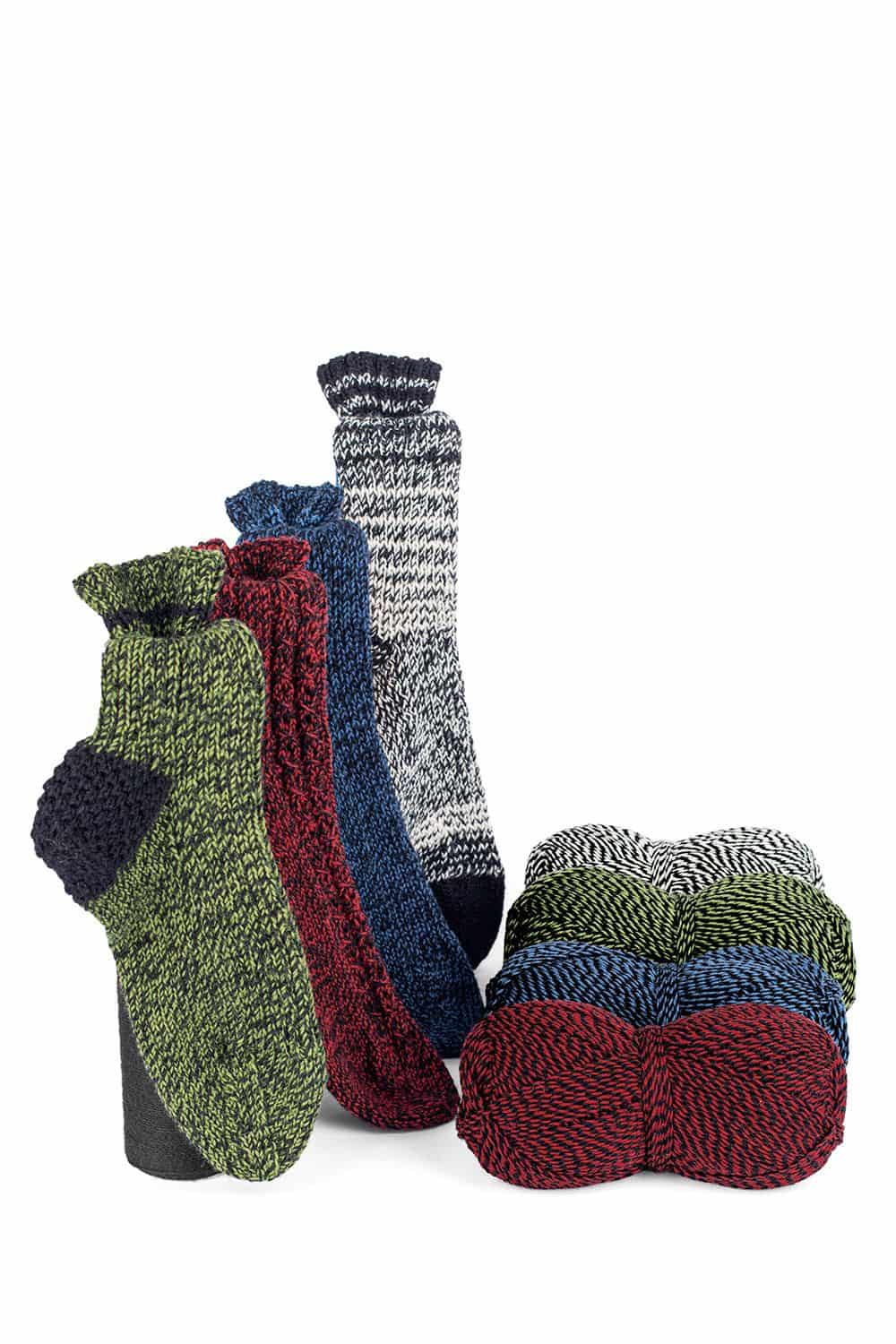 Sockenwolle fein Melange feine Finkhof Sockenwolle aus bio Merinowolle (kbT) in vier Farben mit Knäulen auf der rechten Seite, Socken auf der Linken