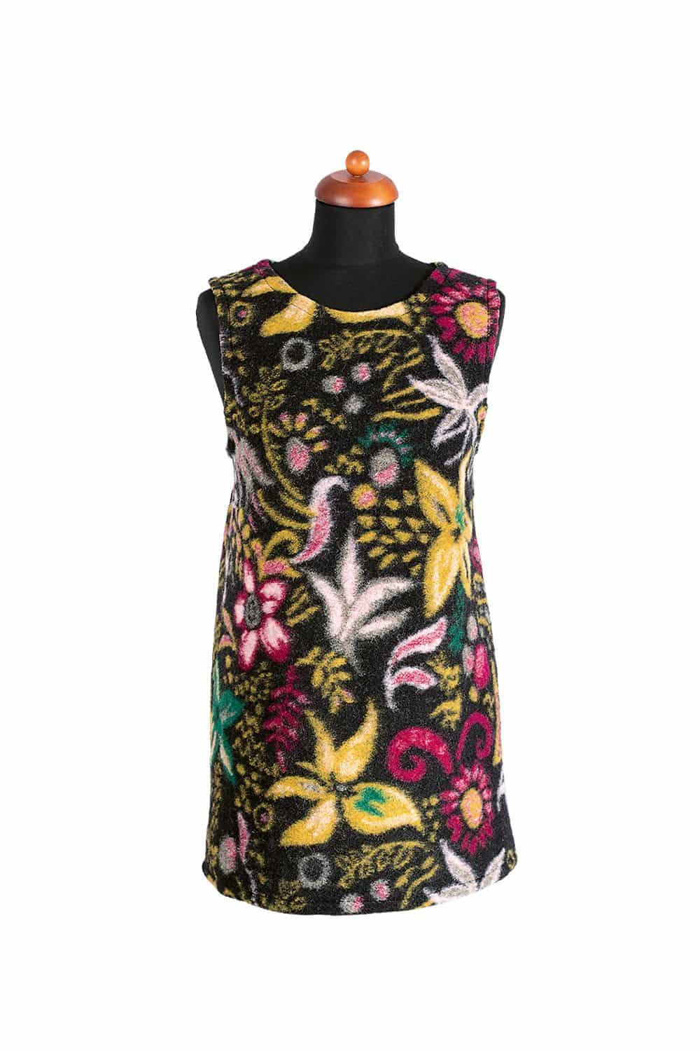 Kleid an Schneiderpuppe aus Walkstoff Bluetenzauber mit floralem Muster aus bio Schurwolle (kbT) und bio Baumwolle