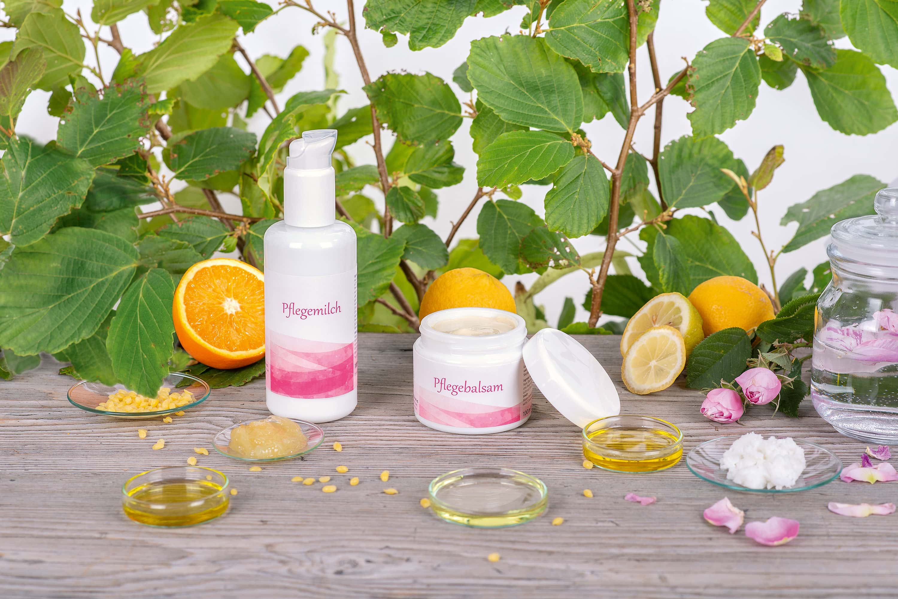 Finkhof Pflegemilch und Pflegebalsam mit Wollwachs auf einem Tisch