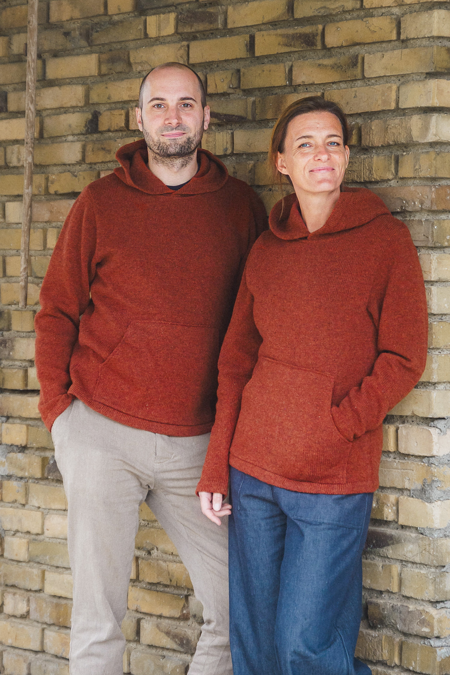 Finkhof-Kapuzenpulli aus reiner Bio-Schurwolle roter Kapuzenpulli aus bio Merinowolle (kbT) vom Finkhof, Freisteller