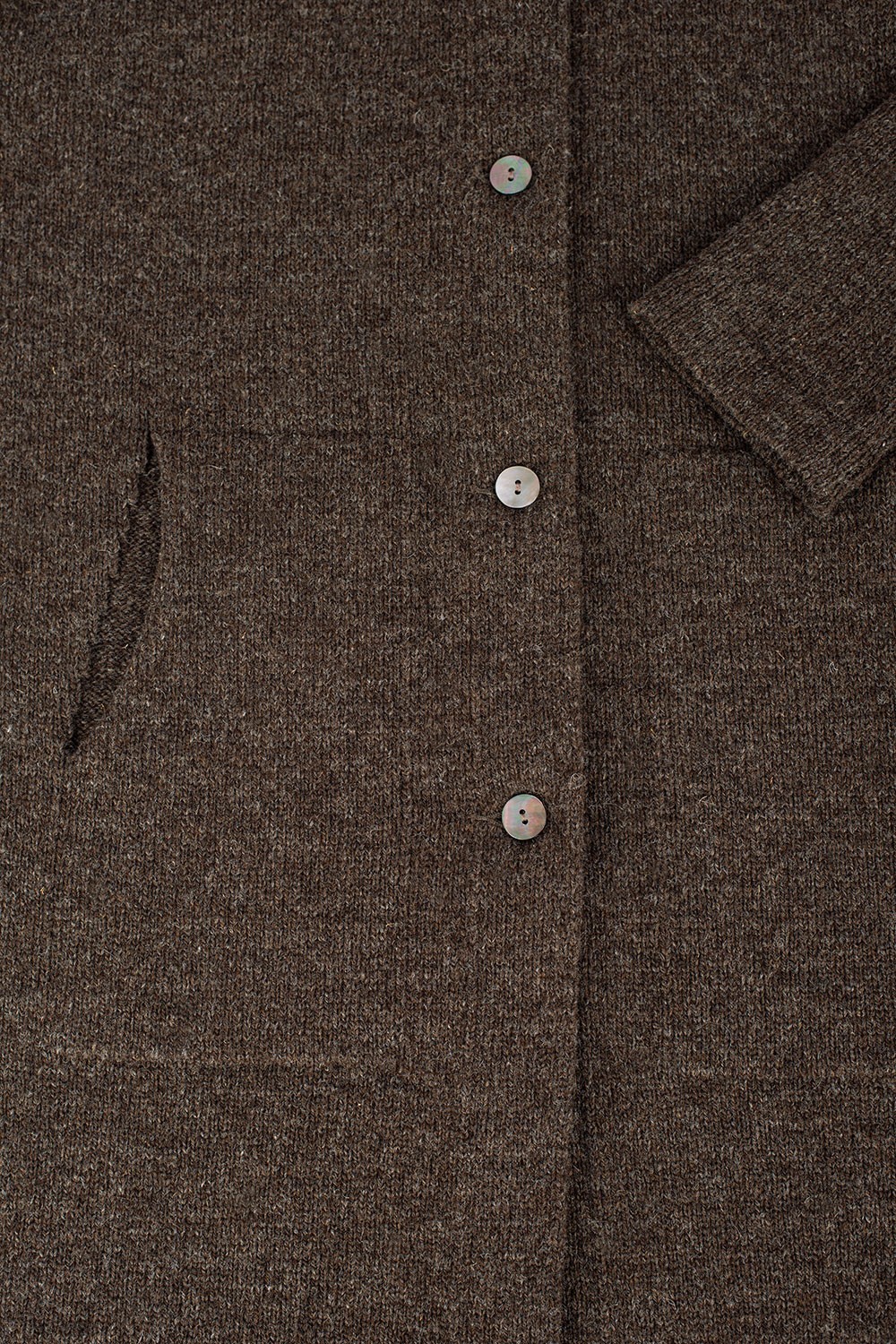 Detailaufnahmen der Knöpfe und Ärmelbündchen von der braunen Finkhof Strickjacke aus bio Wolle (kbT)