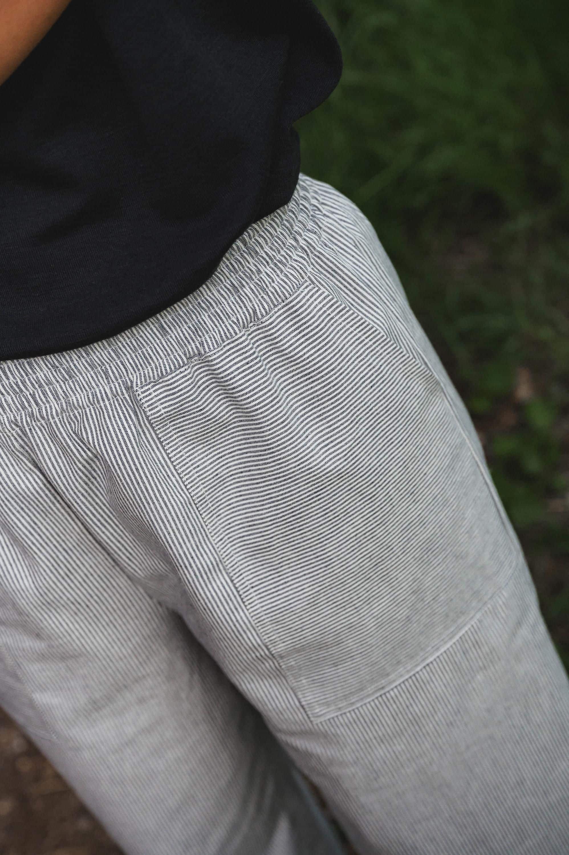 gerade geschnittene Stoffhose in blau und weiß aus bio Baumwolle (kbA) vom Finkhof