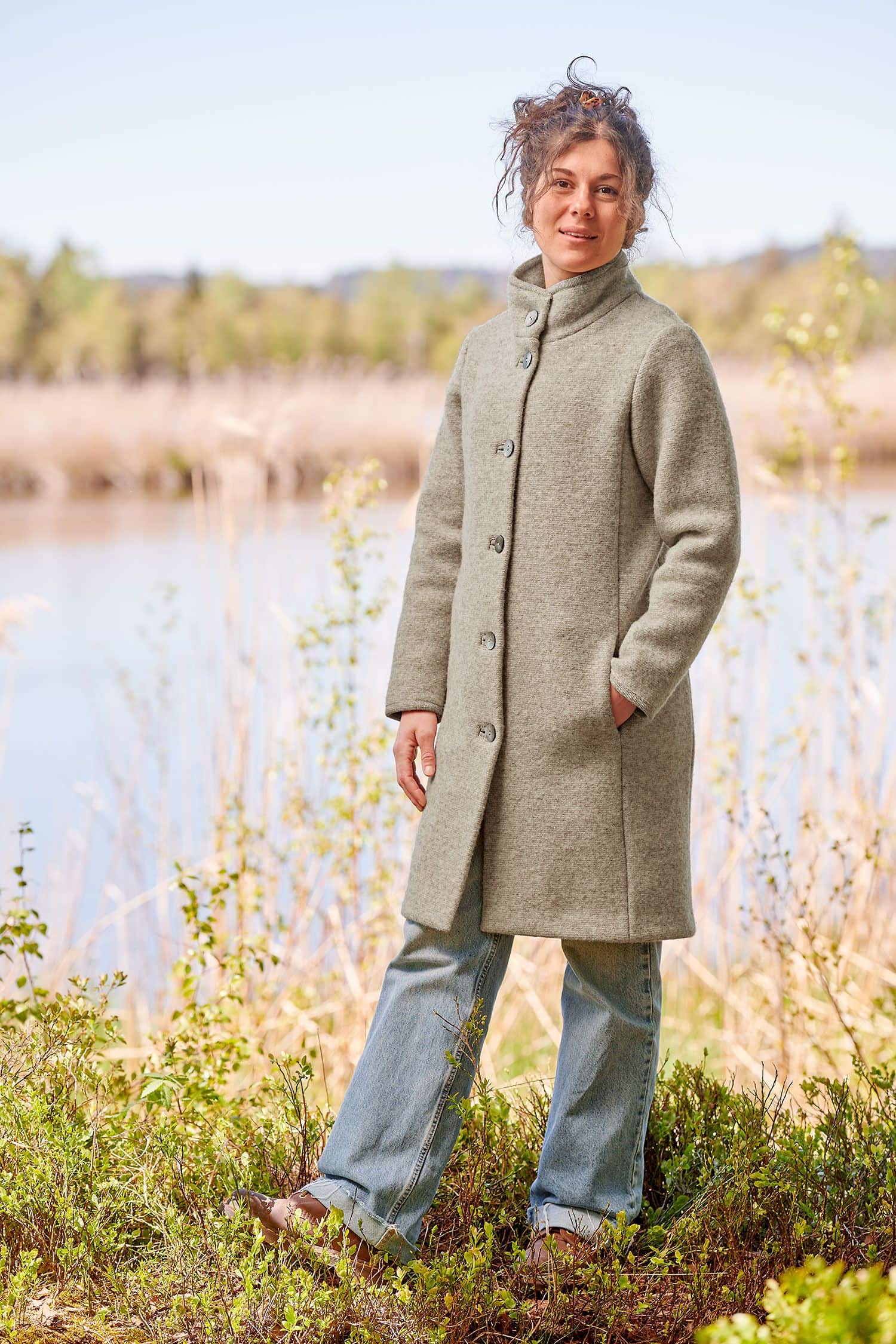 Finkhof-Wollwalk-Mantel ungefärbt Frau mit weiter Jeans trägt einen grauen ungefärbten Wollmantel aus bio Wolle (kbT) vom Finkhof