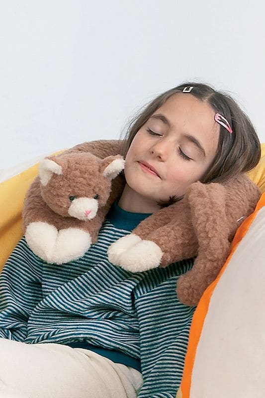 Wolltier Katze Mädchen schlaft mit Wolltier Katze um den Nacken