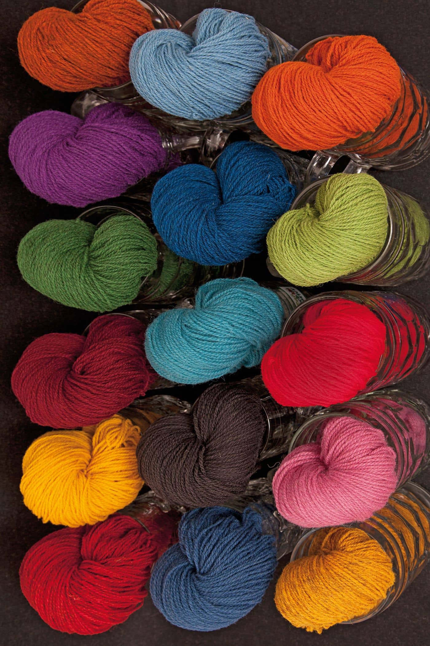 Finkhof Merinowolle dünn gefärbt dünne gefärbte Finkhof Merinowolle aus bio Wolle (kbT) als Knäule in verschiedenen Farben in Gläsern