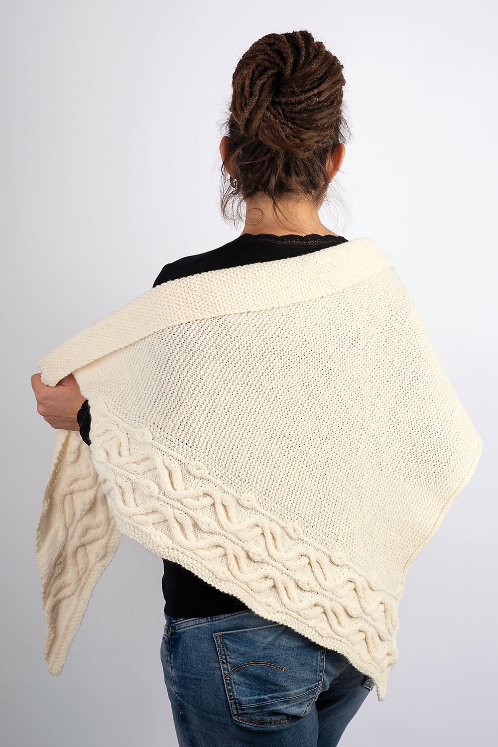Finkhof Merinowolle dünn ungefärbt aus reiner Bio-Schurwolle Rückansicht von Frau die sich weißes gestricktes als Beispiel für das Buch ,,Shawls" um die Schultern legt