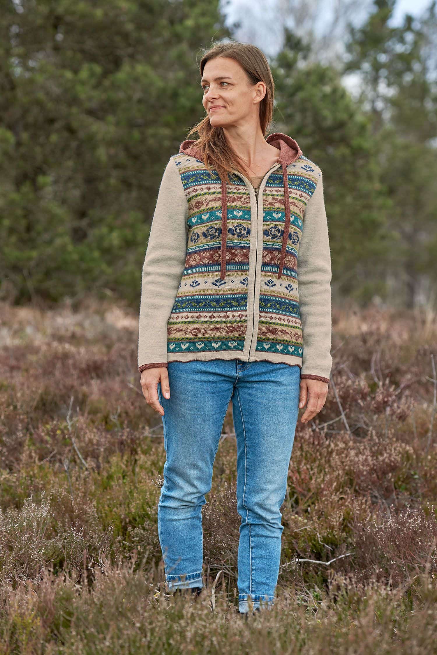 Frau steht mit Jeans und gemusterter Jacke Jolanda aus bio Wolle (kbT) in der Natur