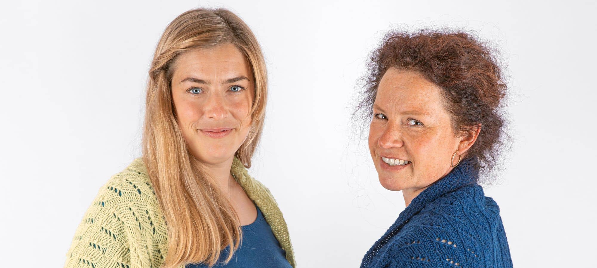 Strickanleitung Seelenwärmer mit Lochmuster Frauen haben sich blauen und grünen Seelenwärmer um Schultern gelegt